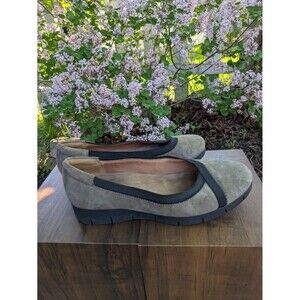Clarks Artisan Daelyn Hill slip-on round toe shoes suede, black trim US 9 EU 40